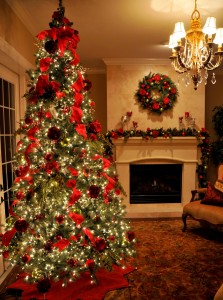 Vianočný stromček s rôznymi ozdobami